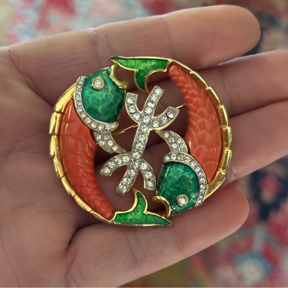 Vintage De Nicola Pisces Zodiac Brooch; Gold Tone Enamel & Rhinestone Koi Pin - Picture 1 of 9